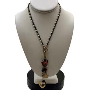 Betsey Johnson Betsey Goes‎ to Paris
Paris Eiffel Tower heart Oui Fob necklace